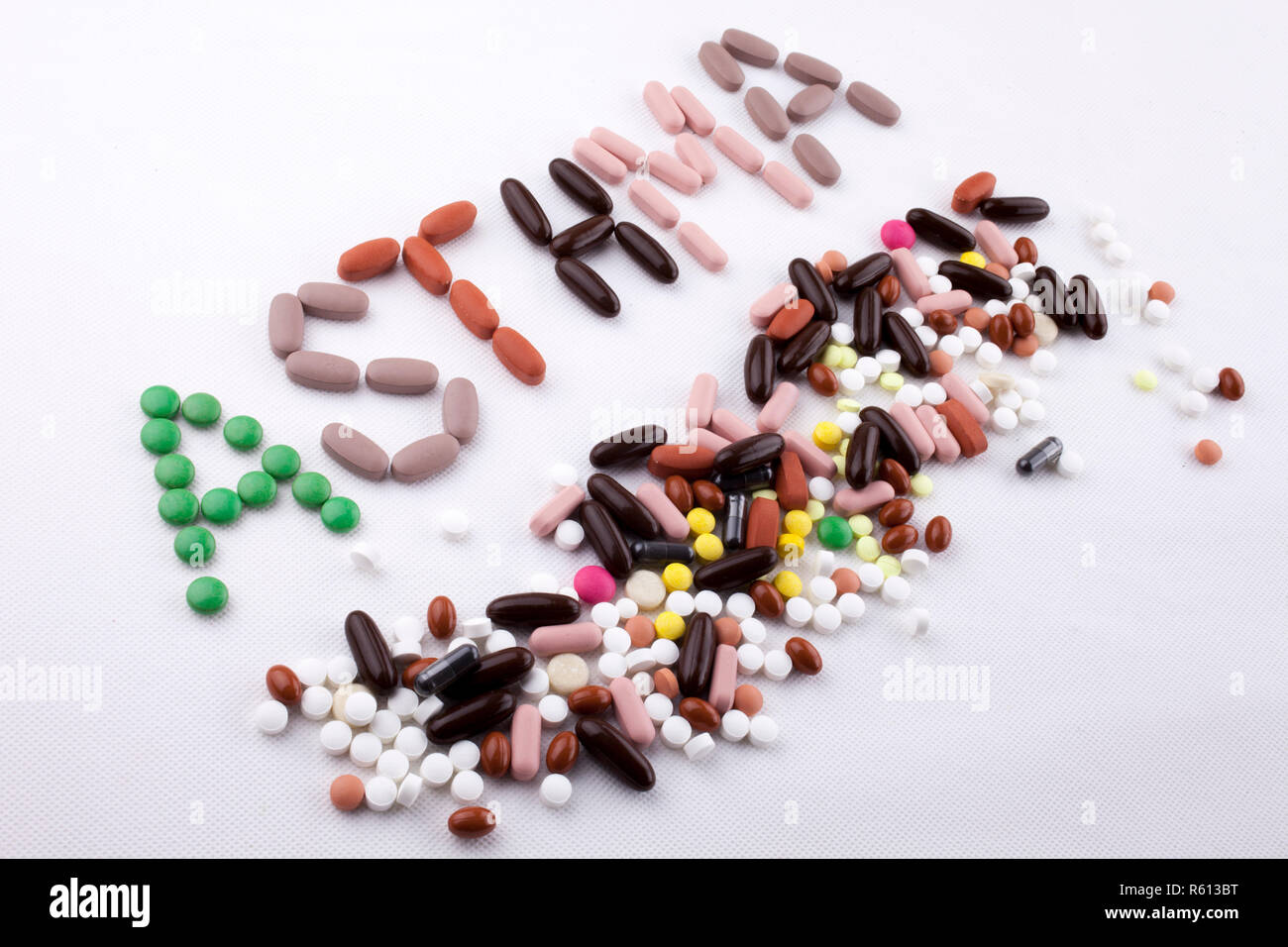 Texte écrit à la main l'inspiration légende concept santé soins médicaux écrits avec capsule médicaments comprimés mot asthme sur blanc fond isolé with copy space Banque D'Images