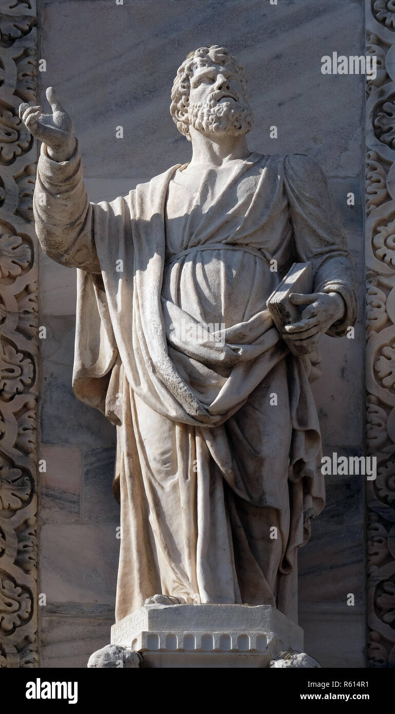 Apôtre, statue sur la façade de la cathédrale de Milan, le Duomo di Santa Maria Nascente, Milan, Lombardie, Italie Banque D'Images
