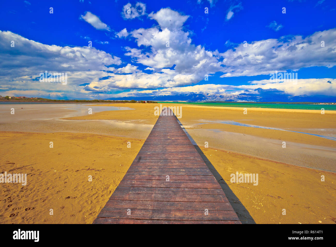 Trottoir de bois et de sable plage de Nin Banque D'Images