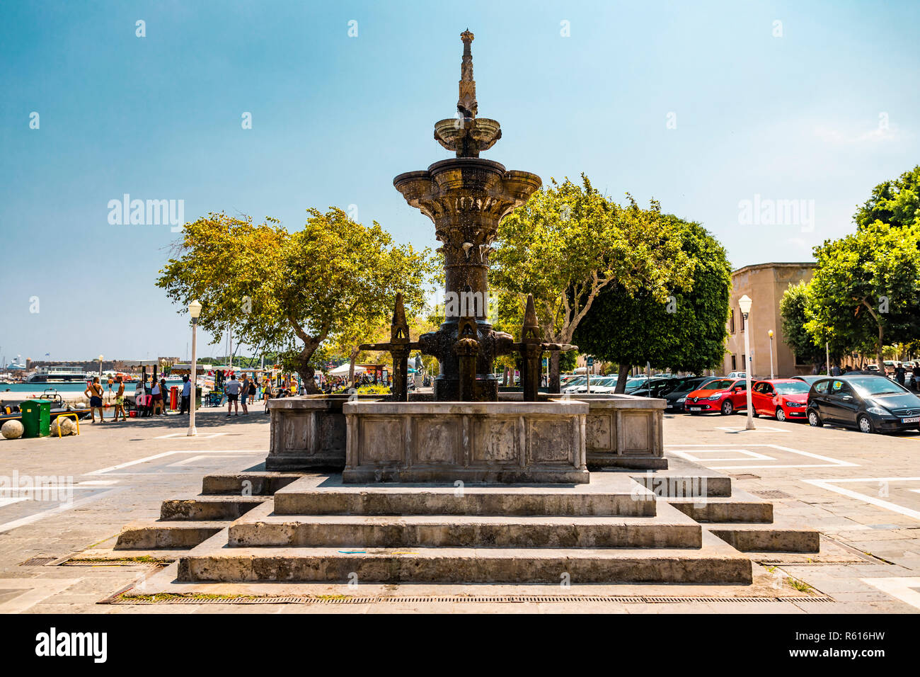 Rhodes, Grèce - Août 4, 2018 : la fontaine historique Monument Alexandros Diakos sur une place dans le port de Rhodes en Grèce. Banque D'Images