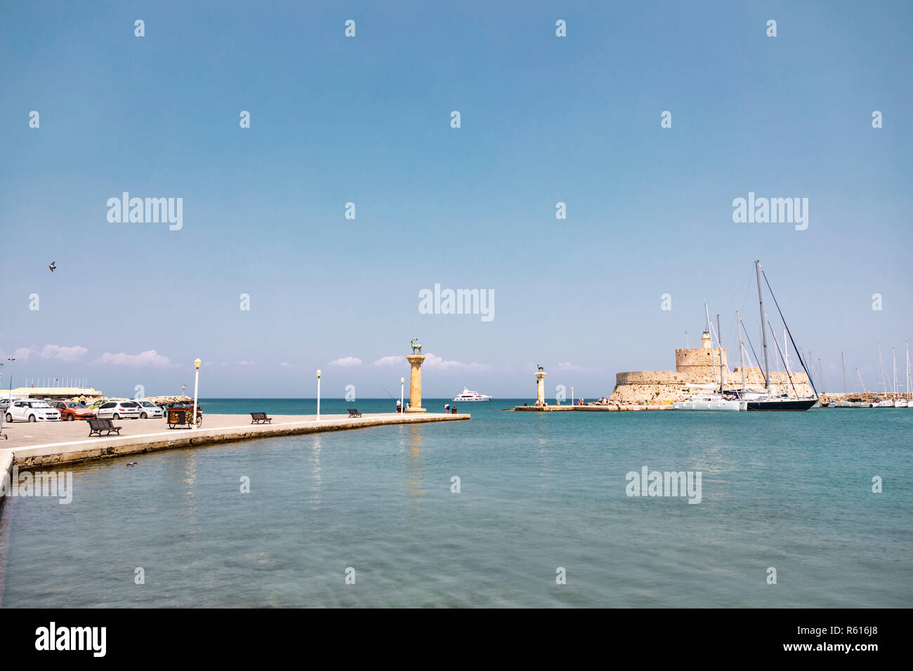 Rhodes, Grèce - Août 4, 2018 : Vue de l'emblématique Colosse de Rhodes dans le port de la ville. Banque D'Images