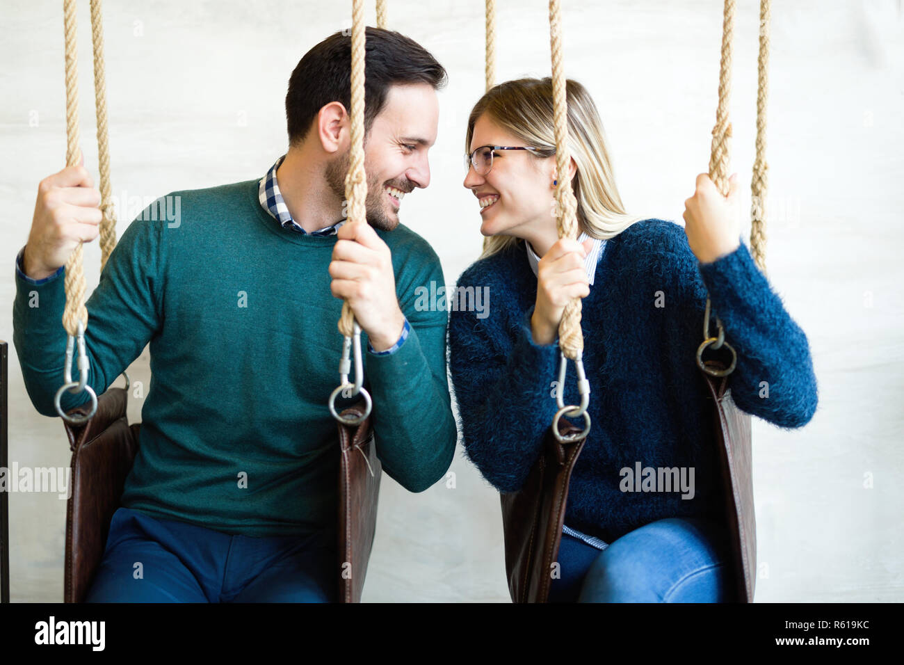 Jeune beau couple sur la date vous relaxant dans swing Banque D'Images