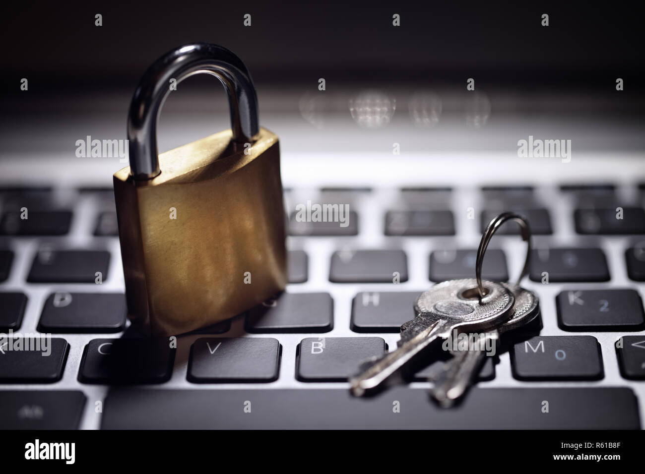 Sécurité Internet et réseau protection concept clé et cadenas, on laptop Banque D'Images