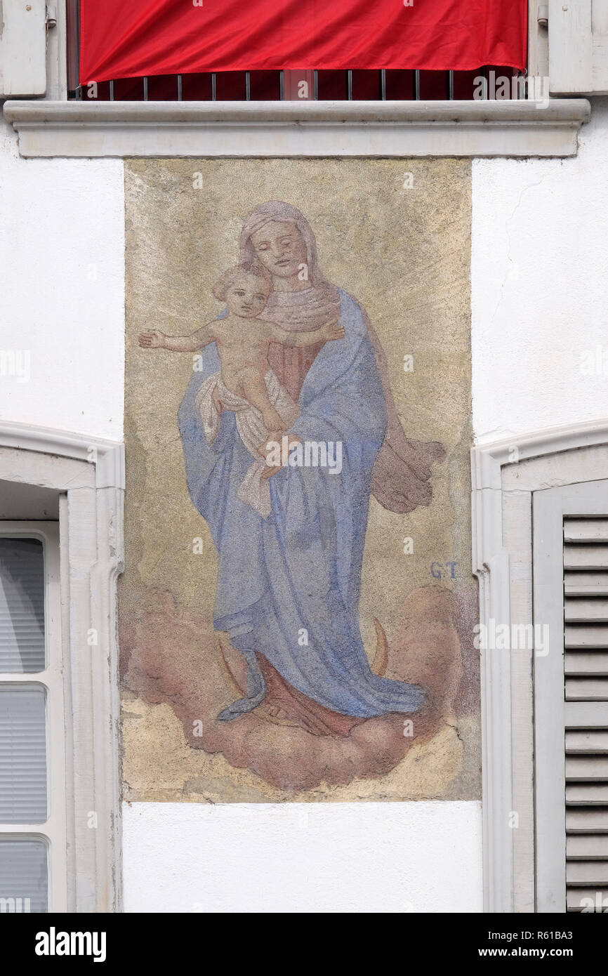 Vierge Marie avec l'enfant Jésus, Belle façade peinte à Lucerne, Suisse Banque D'Images