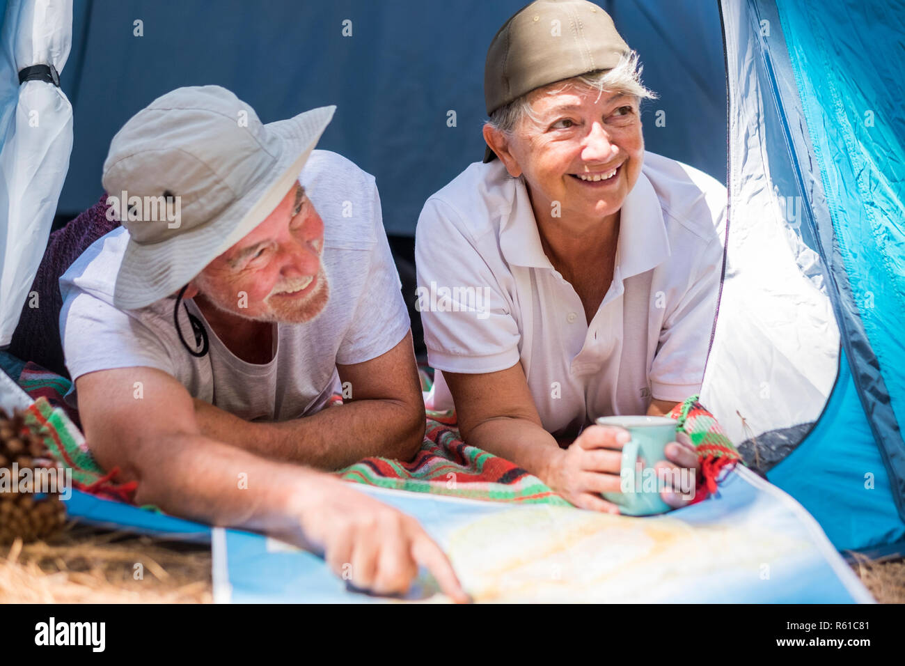 Couple de race blanche adultes meilleur à l'intérieur d'une tente de camping gratuit - le bonheur pour les personnes gaies qui aiment découvrir le monde - vie wanderlust Banque D'Images
