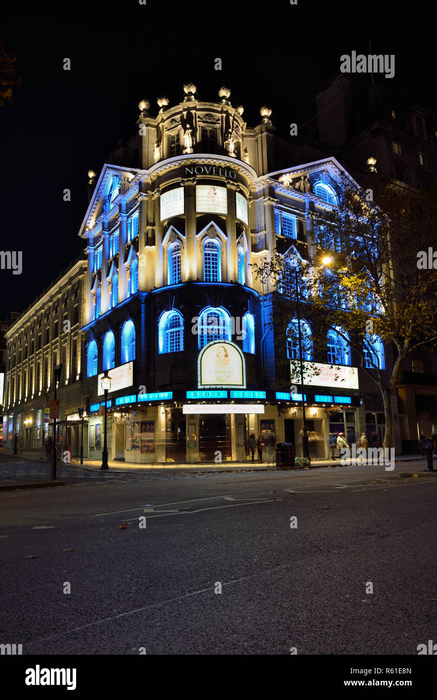 Vue de la nuit de l'montrant Novello Theatre spectacle musical Mamma Mia, Aldwych, City of Westminster, London WC2, Royaume-Uni Banque D'Images