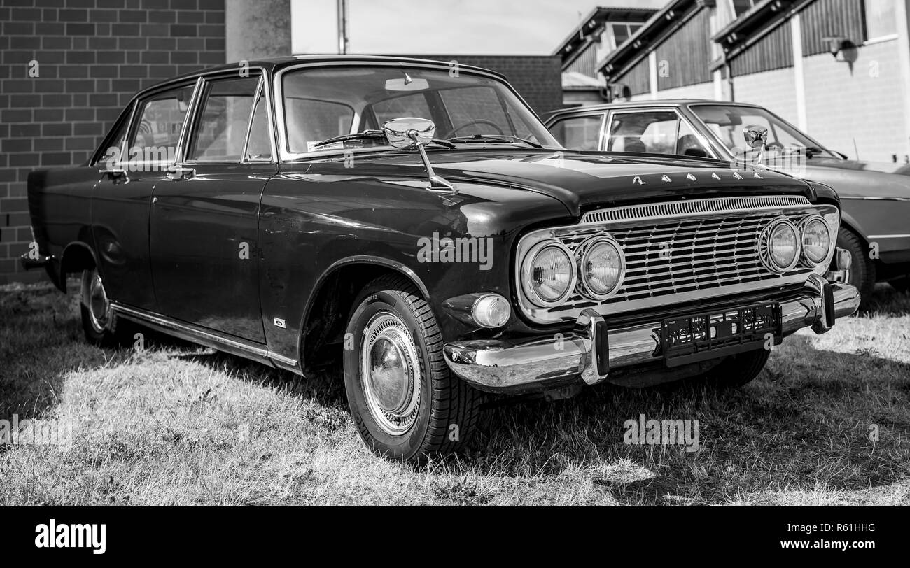 PAAREN IM GLIEN, ALLEMAGNE - le 19 mai 2018 : Full-size car Ford zodiac Mark III Berline (213F), 1962. Noir et blanc. Die Oldtimer Show 2018. Banque D'Images