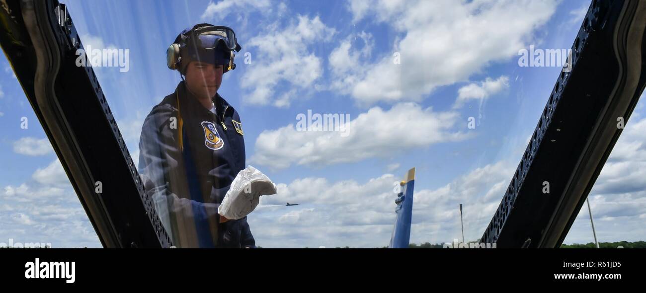 BARKSDALE AFB, en Louisiane (mai. 4, 2017) l'Aviation Machiniste 4400 2e classe Robert Weitershausen wipes un jet Blue Angel canopy au spectacle aérien de défenseurs de la liberté. Les Anges bleus sont tenues de remplir plus de 60 manifestations à travers les États-Unis en 2017. Banque D'Images