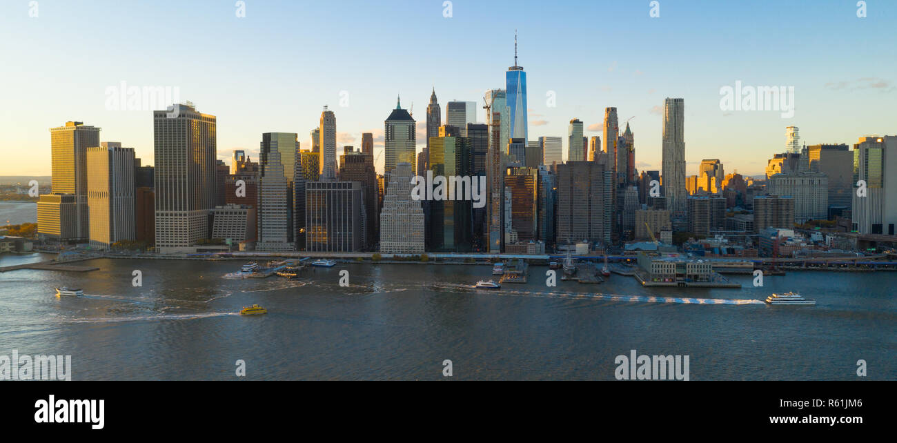 L'East River porte bateau et le trafic des ferries dans Manhattan à l'est au coucher du soleil Banque D'Images