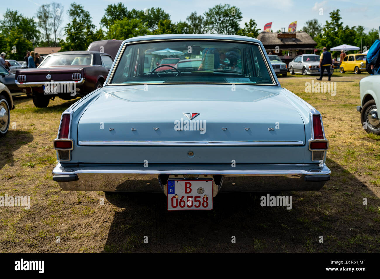 PAAREN IM GLIEN, ALLEMAGNE - le 19 mai 2018 : voiture compacte Plymouth Valiant 200, 1966. Vue arrière. Exposition 'Die Oldtimer Show 2018'. Banque D'Images