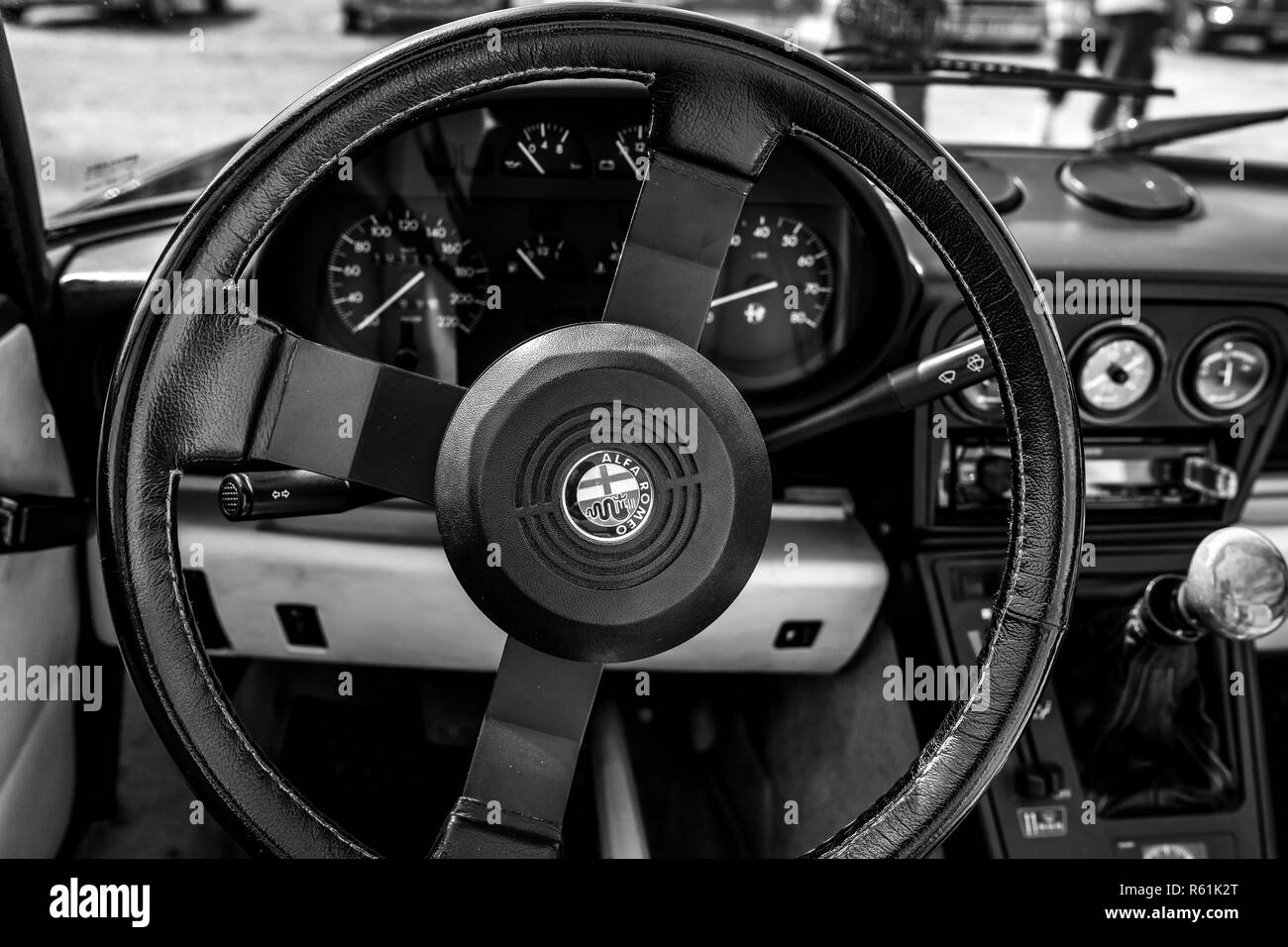 PAAREN IM GLIEN, ALLEMAGNE - le 19 mai 2018 : l'intérieur d'une voiture de sport Alfa Romeo Spider Série 3. Noir et blanc. Exposition 'Die Oldtimer Show 2018'. Banque D'Images