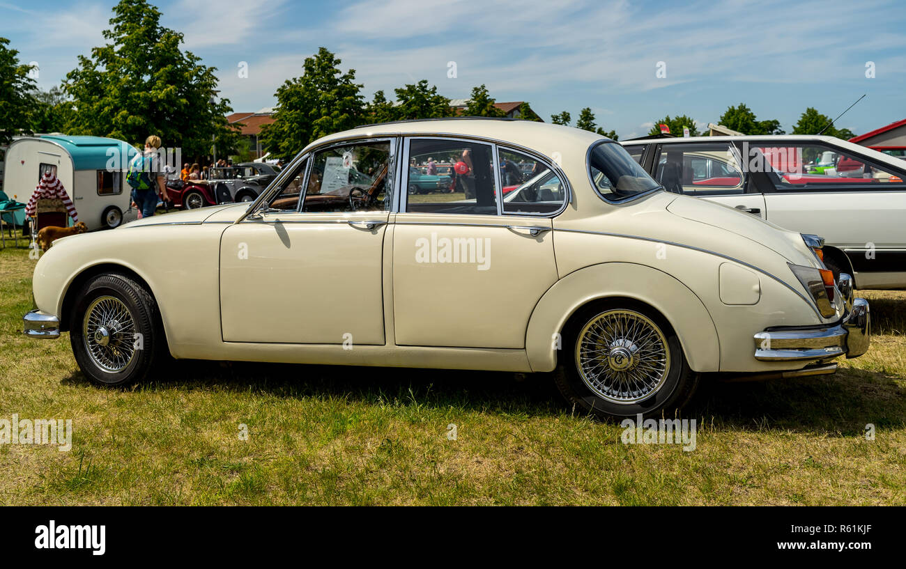 PAAREN IM GLIEN, ALLEMAGNE - le 19 mai 2018 Voiture de direction : Daimler 2.5 V8, 1966. Die Oldtimer Show 2018. Banque D'Images