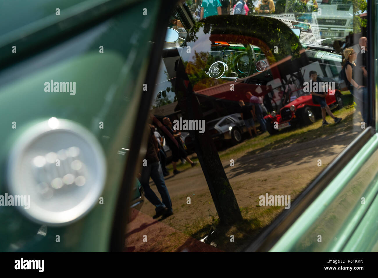 PAAREN IM GLIEN, ALLEMAGNE - le 19 mai 2018 : Intérieur d'une voiture compacte Saab 96. L'Abstraction. Voir à travers le verre, réflexions. Die Oldtimer Show 2018. Banque D'Images