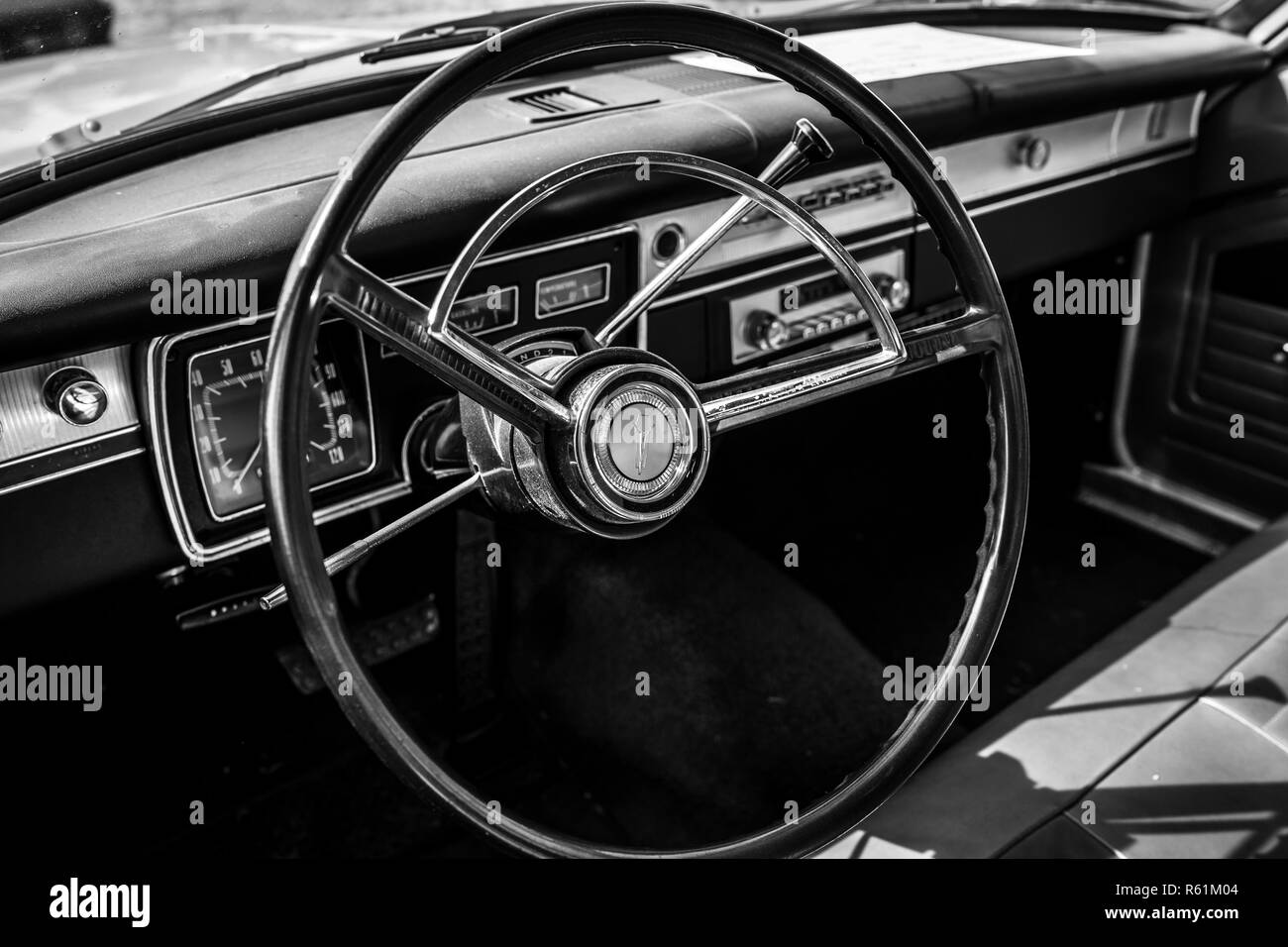 PAAREN IM GLIEN, ALLEMAGNE - le 19 mai 2018 : Intérieur d'une voiture compacte Plymouth Valiant 200, 1966. Noir et blanc. Die Oldtimer Show 2018. Banque D'Images