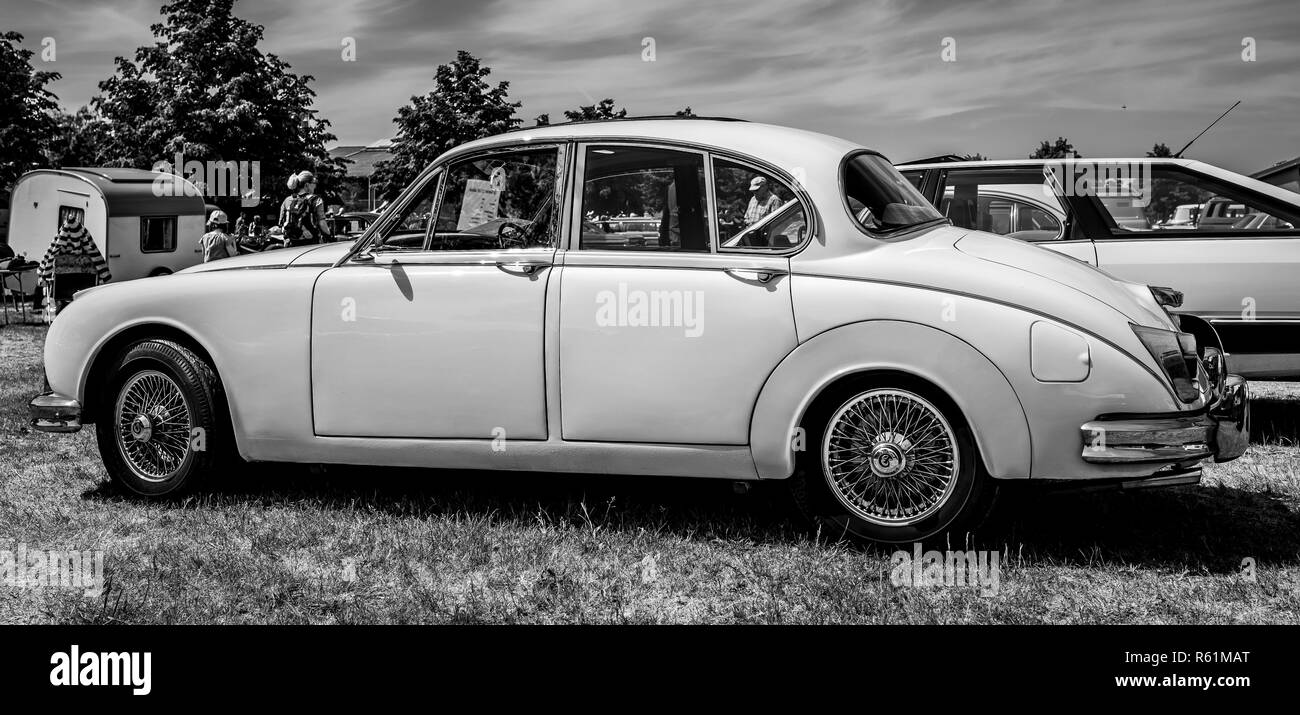 PAAREN IM GLIEN, ALLEMAGNE - le 19 mai 2018 Voiture de direction : Daimler 2.5 V8, 1966. Noir et blanc. Die Oldtimer Show 2018. Banque D'Images