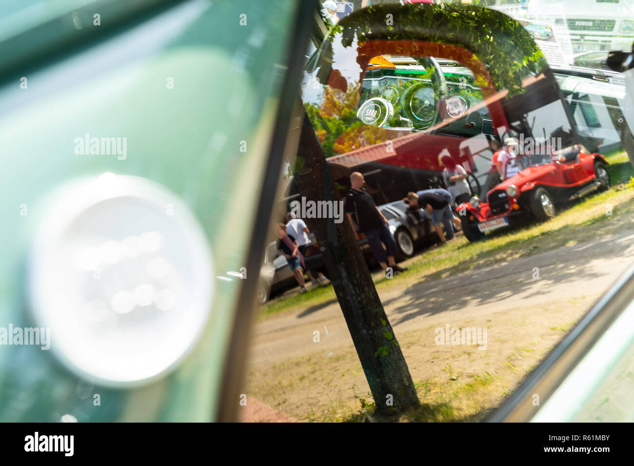 PAAREN IM GLIEN, ALLEMAGNE - le 19 mai 2018 : Intérieur d'une voiture compacte Saab 96. L'Abstraction. Voir à travers le verre, réflexions. Die Oldtimer Show 2018. Banque D'Images