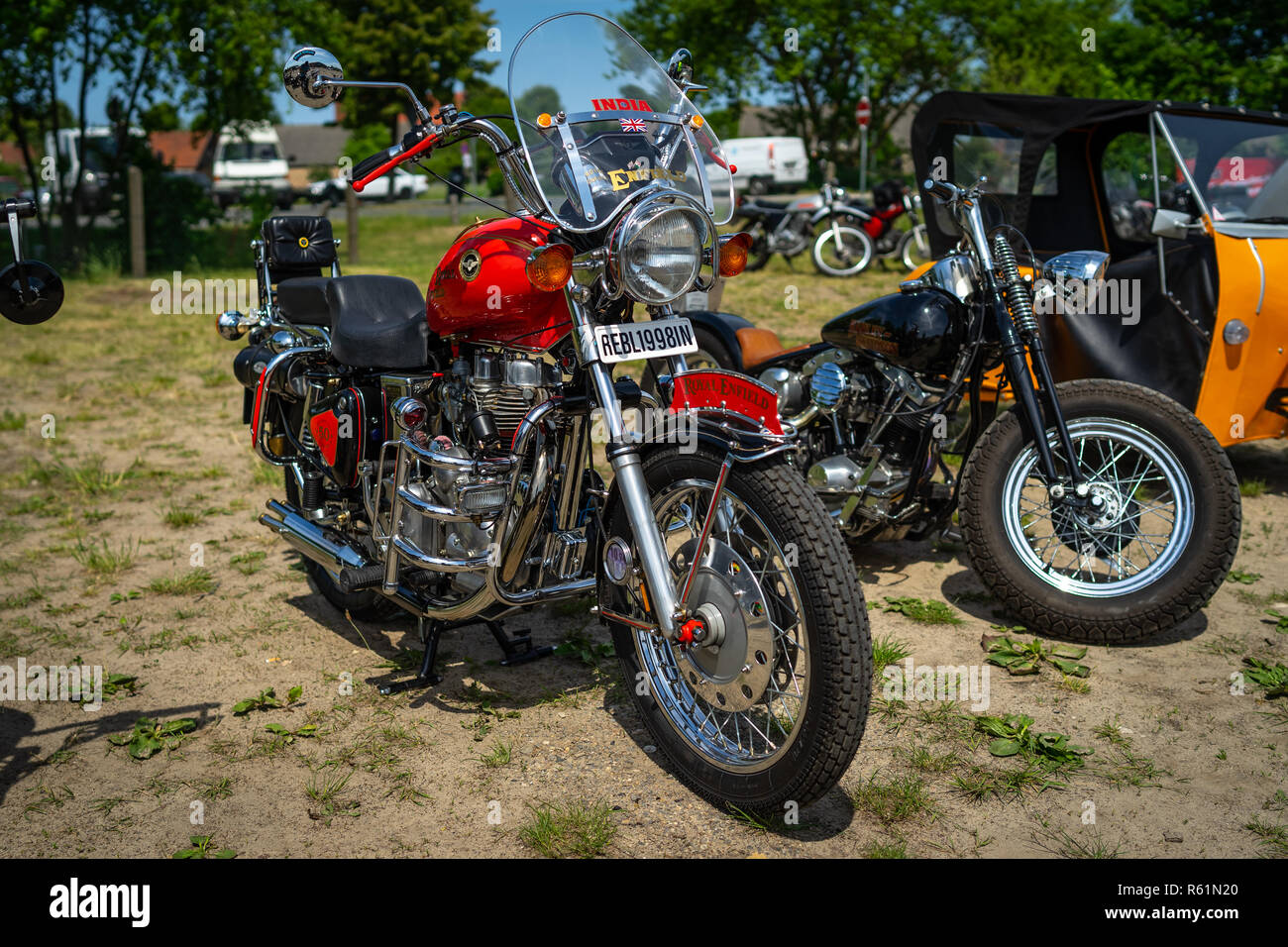 Bordeaux , Aquitaine / France - 12 19 2019 : Panneau de commande gros  projecteurs avec compteur de vitesse classique Royal Enfield moto Photo  Stock - Alamy