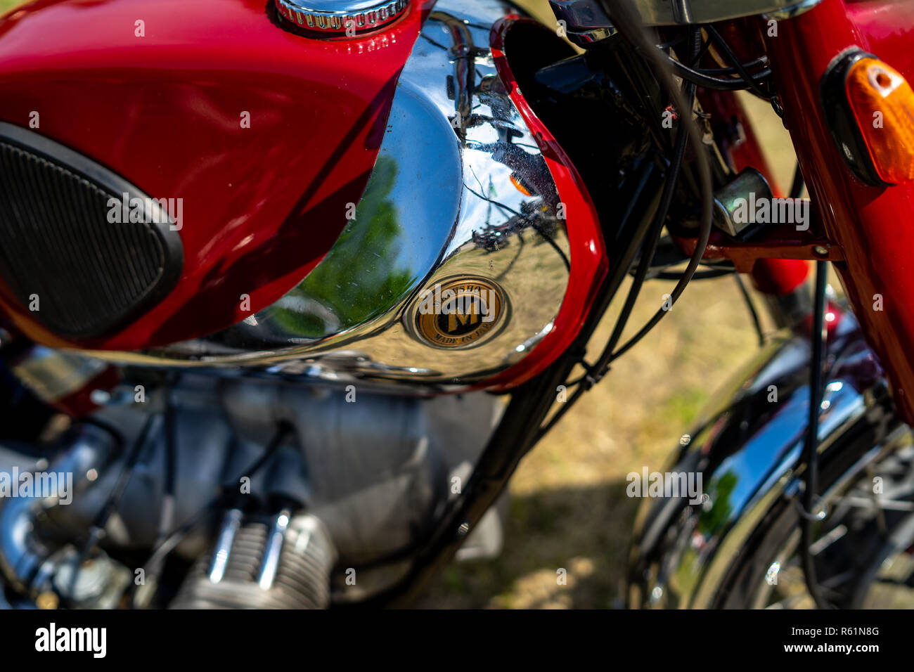 PAAREN IM GLIEN, ALLEMAGNE - le 19 mai 2018 : emblème d'une moto Marusho Lilac R92. Die Oldtimer Show 2018. Banque D'Images