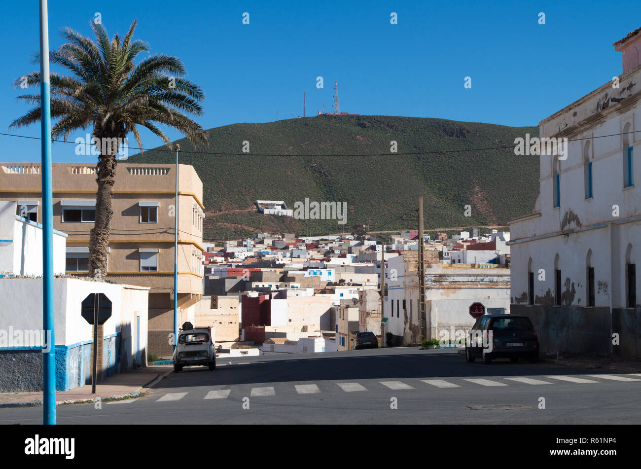 Vue sur la ville intérieure vers une petite montagne à Sidi Ifni, Maroc Banque D'Images