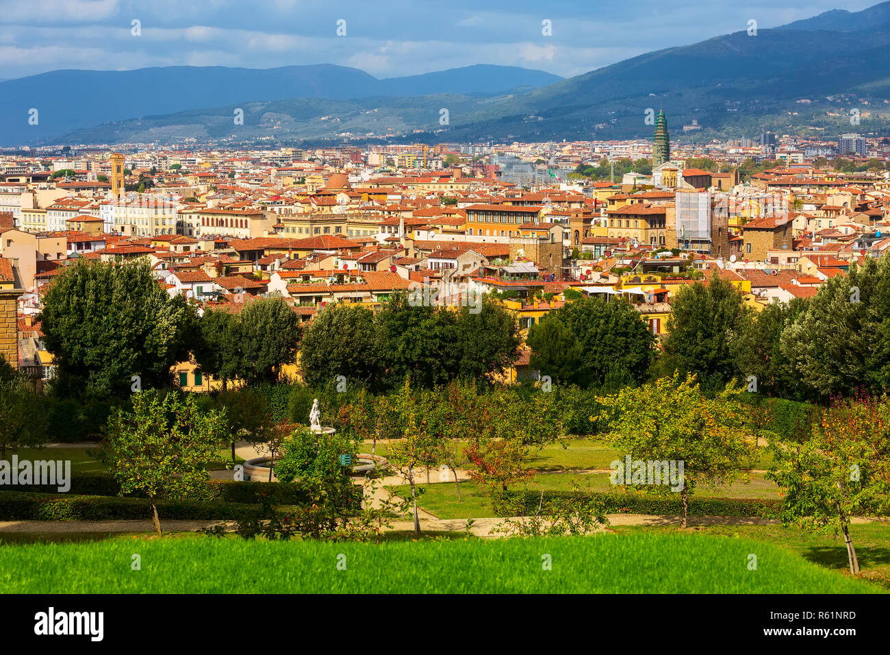 Vue aérienne de bâtiments médiévaux historiques dans la vieille ville de Florence, l'Italie et le jardin de Boboli Banque D'Images