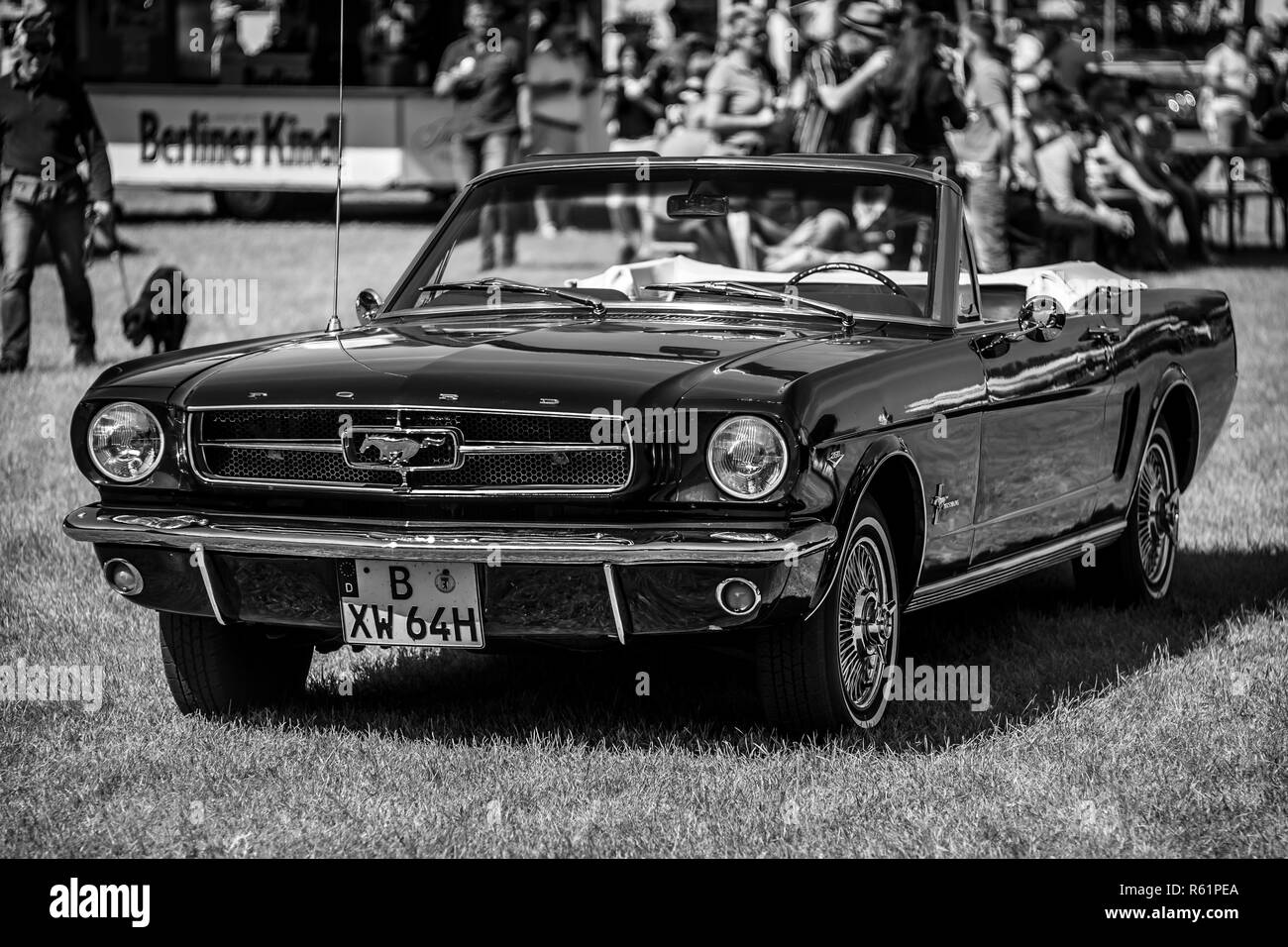 PAAREN IM GLIEN, ALLEMAGNE - le 19 mai 2018 : Pony car Ford Mustang décapotable 1964. Noir et blanc. Die Oldtimer Show 2018. Banque D'Images