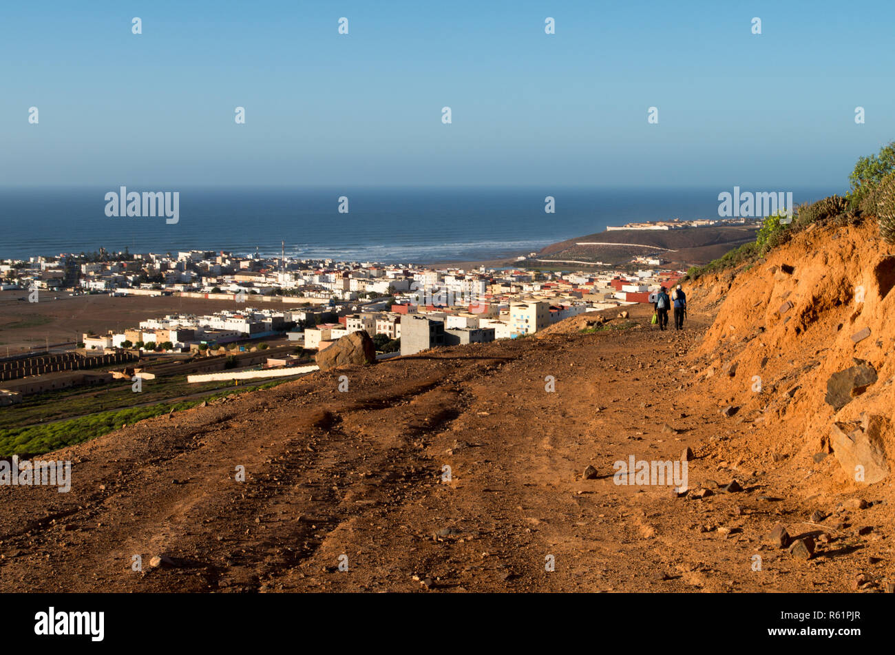 Deux personnes marchant vers Sidi Ifni, Maroc Banque D'Images