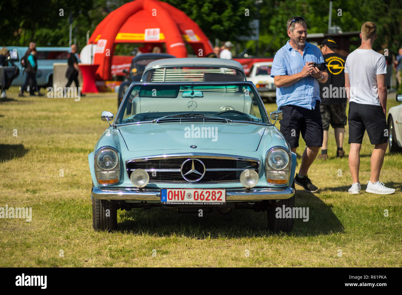 PAAREN IM GLIEN, ALLEMAGNE - le 19 mai 2018 : Mercedes-Benz SL 230 Voiture de sport (W113) Pagode, 1965. Die Oldtimer Show 2018. Banque D'Images