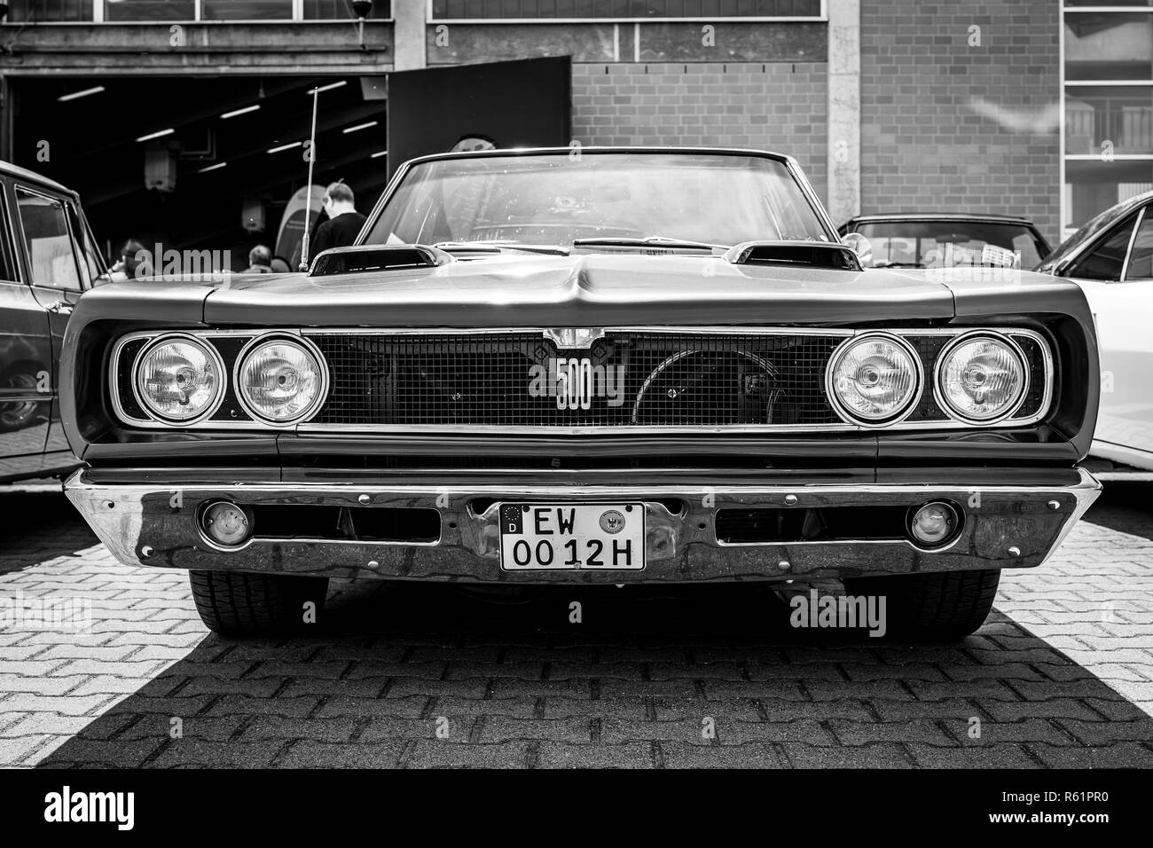 PAAREN IM GLIEN, ALLEMAGNE - le 19 mai 2018 : voiture de taille moyenne Dodge Charger 500 décapotable. Noir et blanc. Die Oldtimer Show 2018. Banque D'Images