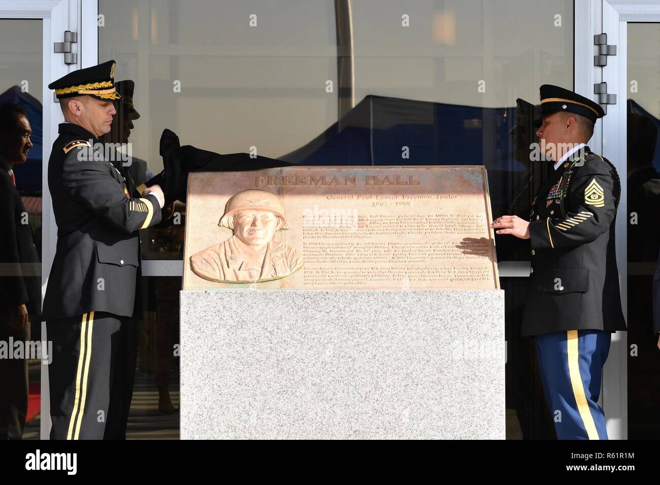 CAMP HUMPHREYS, République de Corée - Le Général de D. Scott McKean, San Jose, Californie, autochtones, général commandant la 2e Division d'infanterie/ROK-U.S. La Division combinés commande et le Sgt. Le major Phil K. Barretto, Homer, Alaska Native, 2ID/RUCD le sergent major, révèlent le Freeman Hall lors de l'inauguration de la plaque de nom officiellement le nouveau bâtiment du siège comme Freeman Hall le 20 novembre, en l'honneur du général Paul Freeman, ancien commandant du 23e Régiment d'infanterie, 2ème Inf. Div. pendant la guerre de Corée. Le champ de parade a été consacrée en l'honneur du major-général Walter Robertson, ancien commandant throughou 2ID Banque D'Images