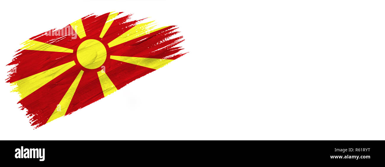Drapeau peint des brosses. Le style dessiné à la main un drapeau de Macédoine isolé sur fond blanc avec place pour le texte. Banque D'Images