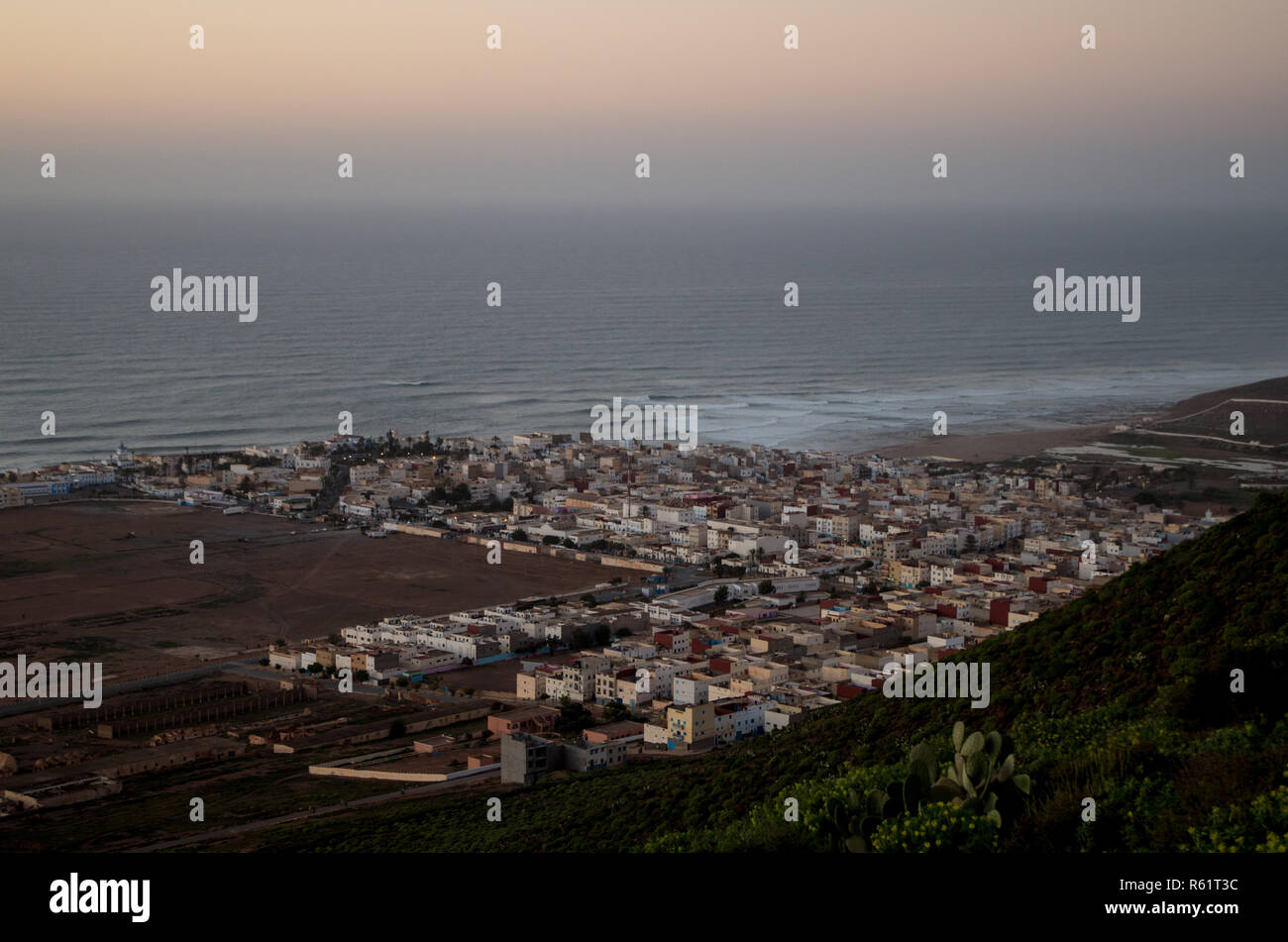 Centre-ville de Sidi Ifni de haut avec l'océan dans l'arrière-plan Banque D'Images