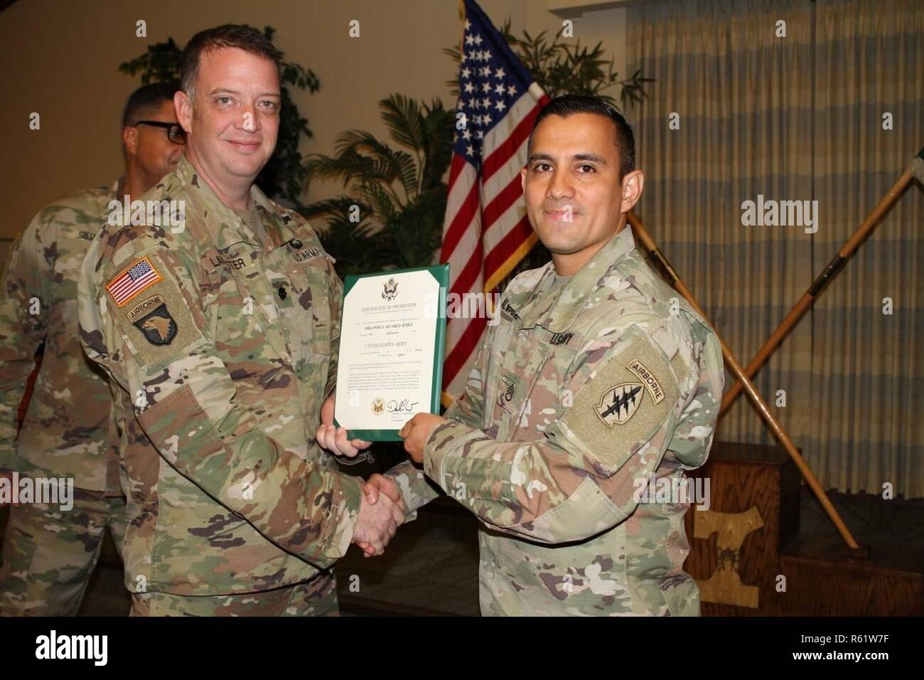 Le sergent de l'armée américaine. Orlando Alvarez, droite, un cours d'arrimeurs affectés à l'appui, 7e Bataillon du groupe Special Forces Group (Airborne), reçoit un prix du lieutenant-colonel Daniel A. Lancaster, gauche, commandant du bataillon de soutien du Groupe, 7e Groupe de forces spéciales (Airborne), sur la base aérienne d'Eglin, en Floride Banque D'Images