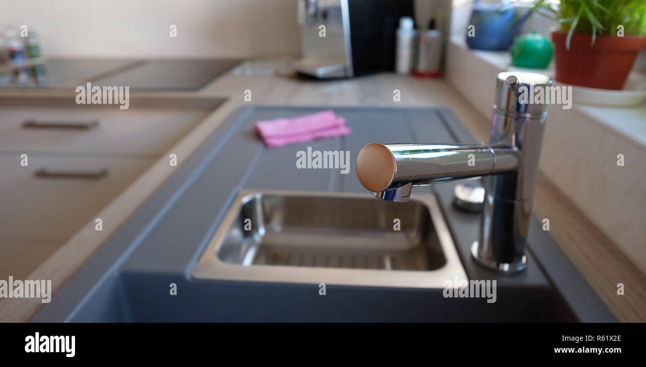 Robinet avec robinet mélangeur d'évier dans la cuisine Banque D'Images