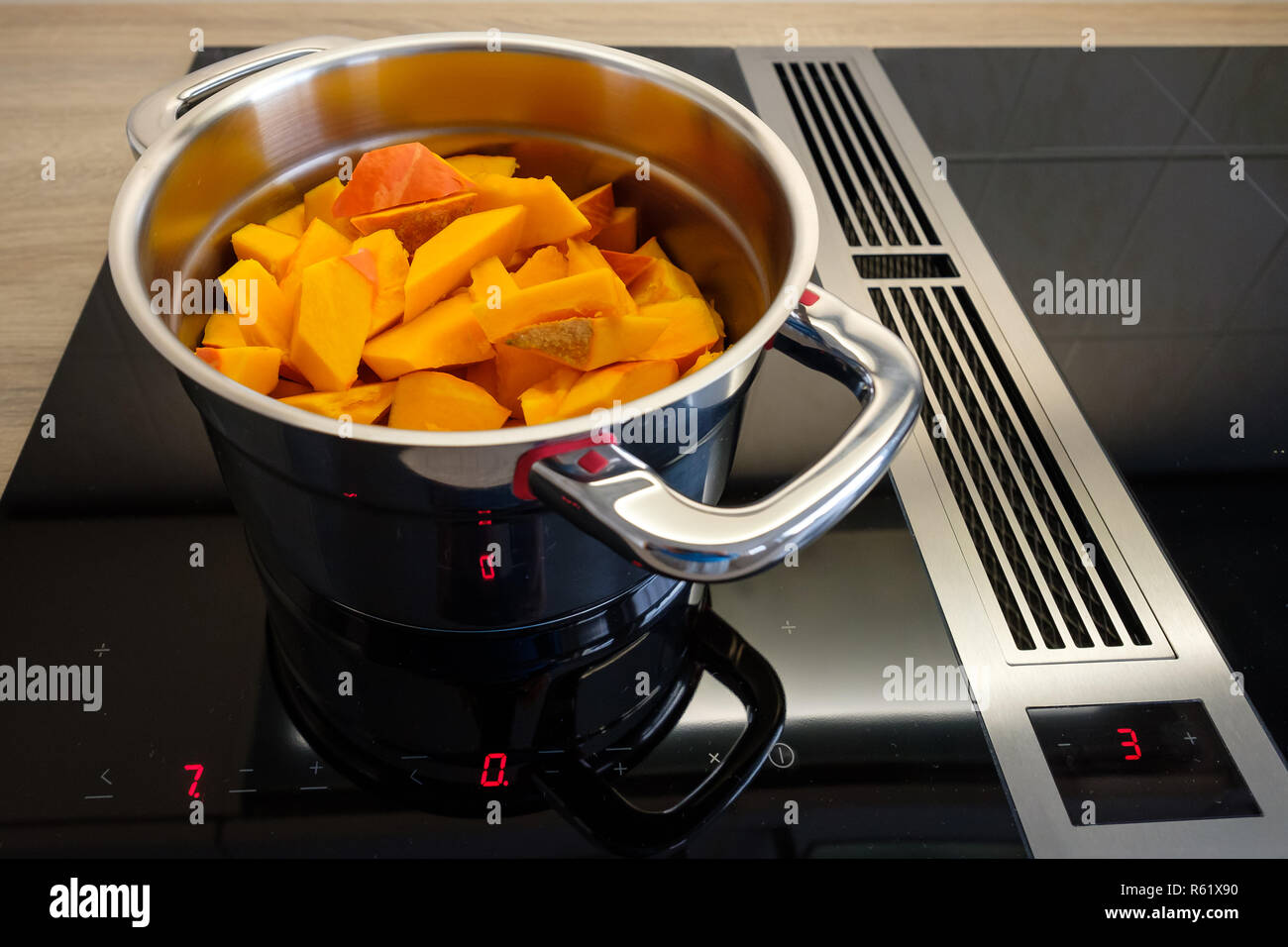 Pot avec orange morceaux de cuisson sur la citrouille Banque D'Images