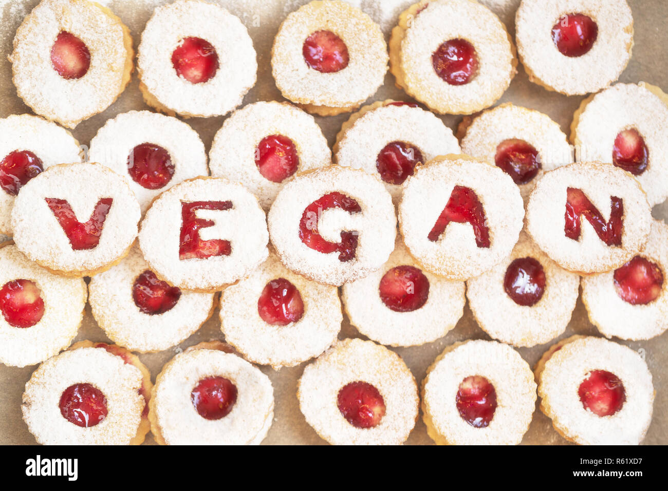 Des biscuits de Noël avec lettrage vegan - traditionnel 'Linzer Augen' à partir de l'Autriche Banque D'Images Des biscuits de Noël avec lettrage vegan - traditionnel 'Linzer Augen' à partir de l'Autriche Banque D'Images