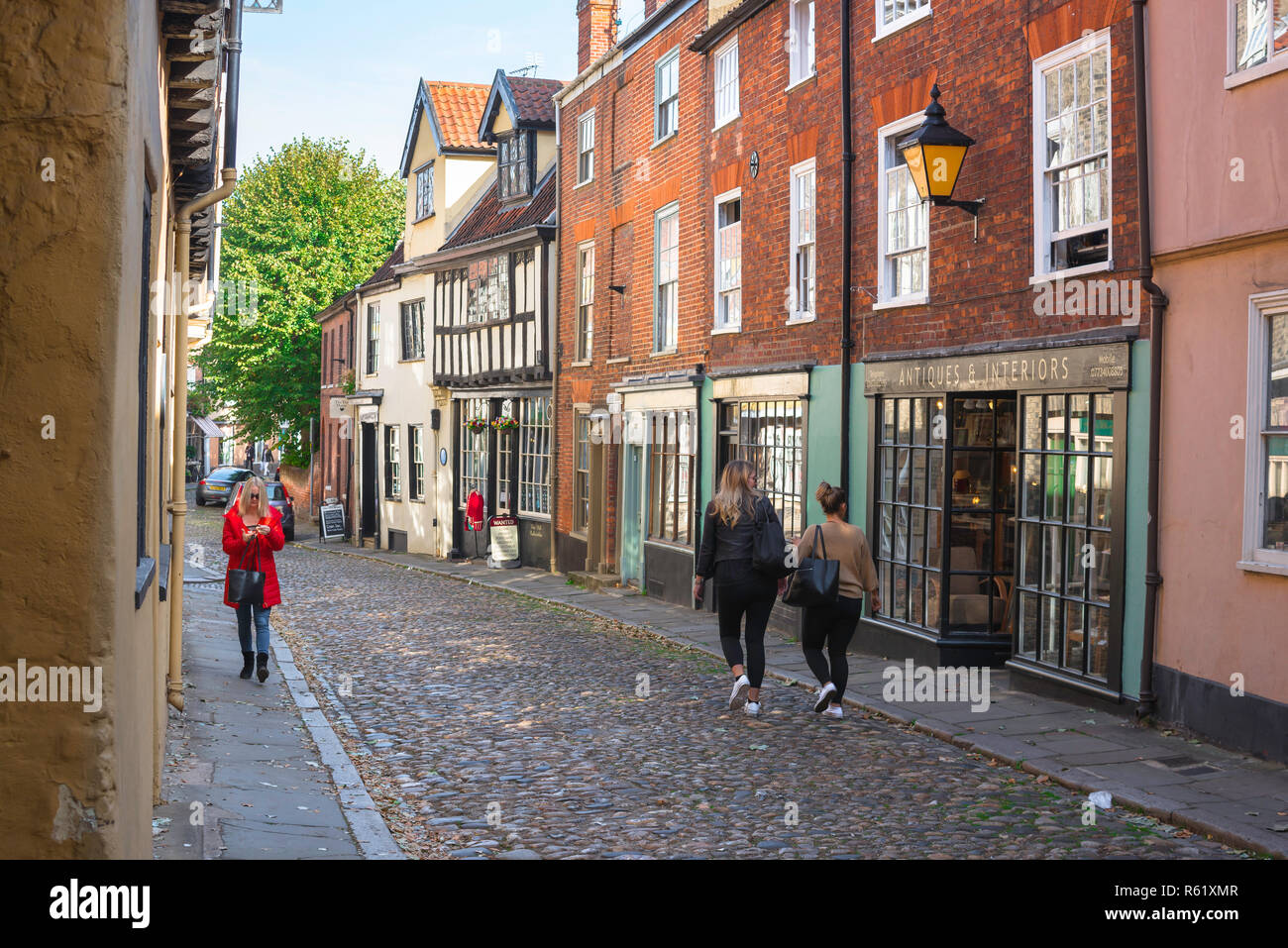 Norwich Elm Hill, vue de personnes à pied dans la vieille ville historique de l'Orme Hill de Norwich, Norfolk, Royaume-Uni. Banque D'Images