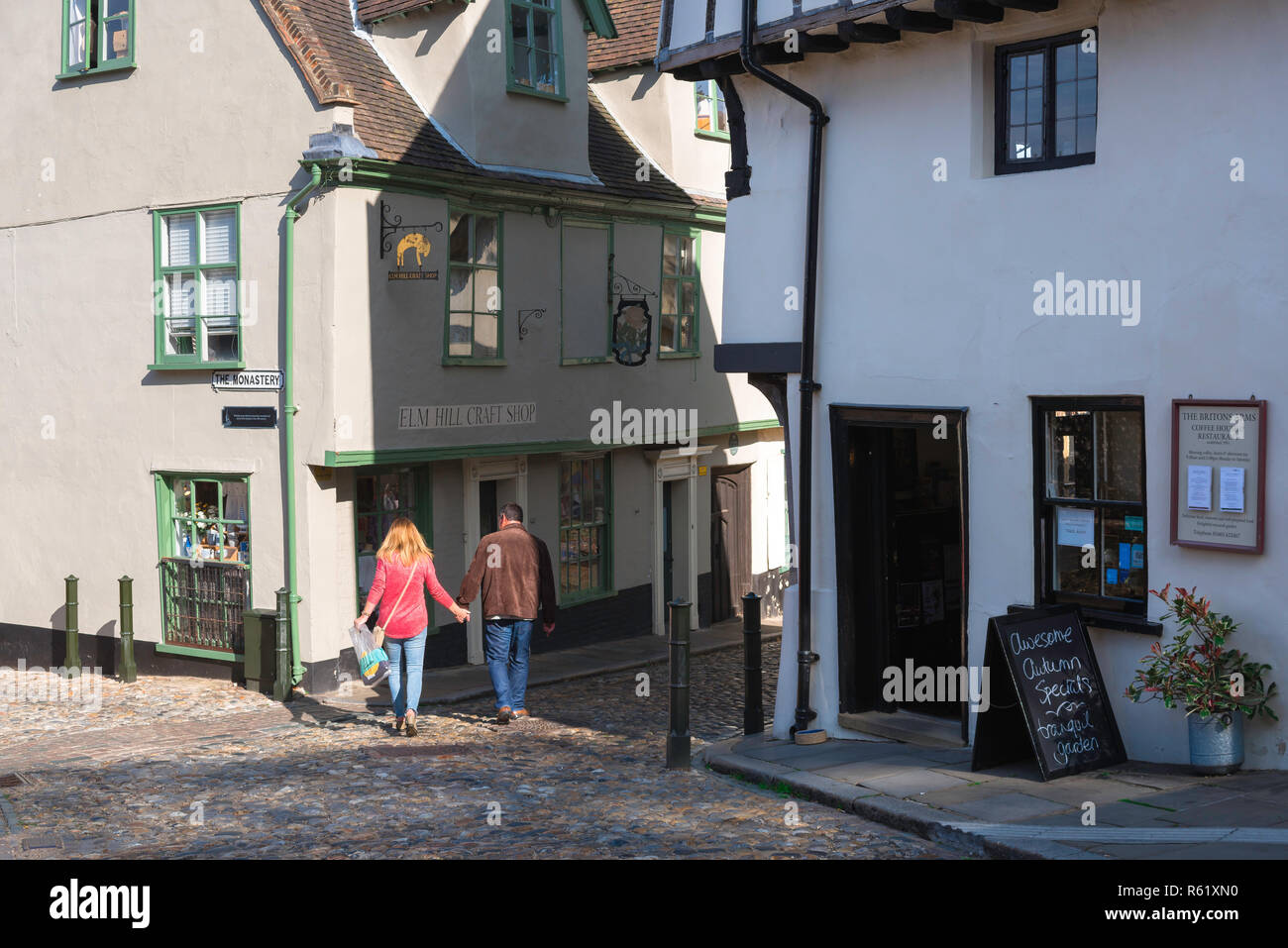 Norwich Elm Hill, vue de personnes à pied dans la vieille ville historique de l'Orme Hill de Norwich, Norfolk, Royaume-Uni. Banque D'Images