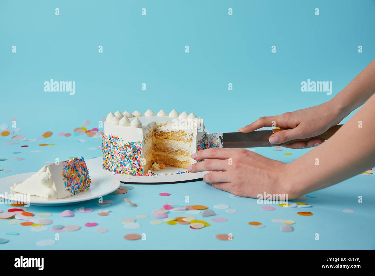 Vue partielle de la coupe femme délicieux gâteau sur fond bleu Banque D'Images