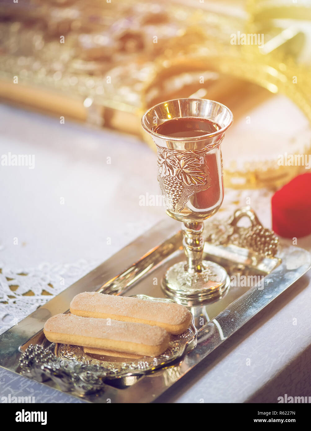 La sainte communion sur table en bois sur l'Eglise Banque D'Images