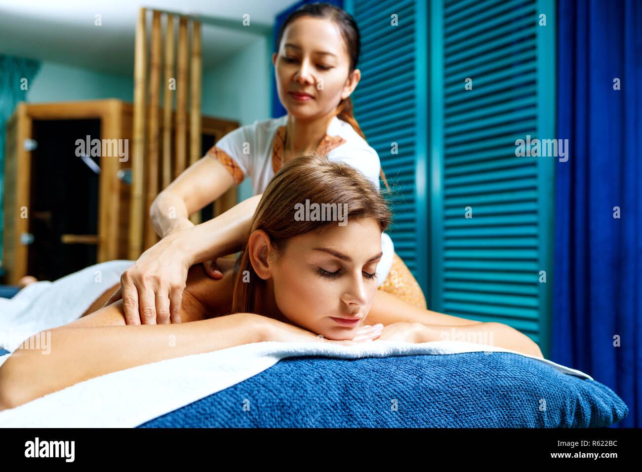 Femme avec une huile de massage. Banque D'Images
