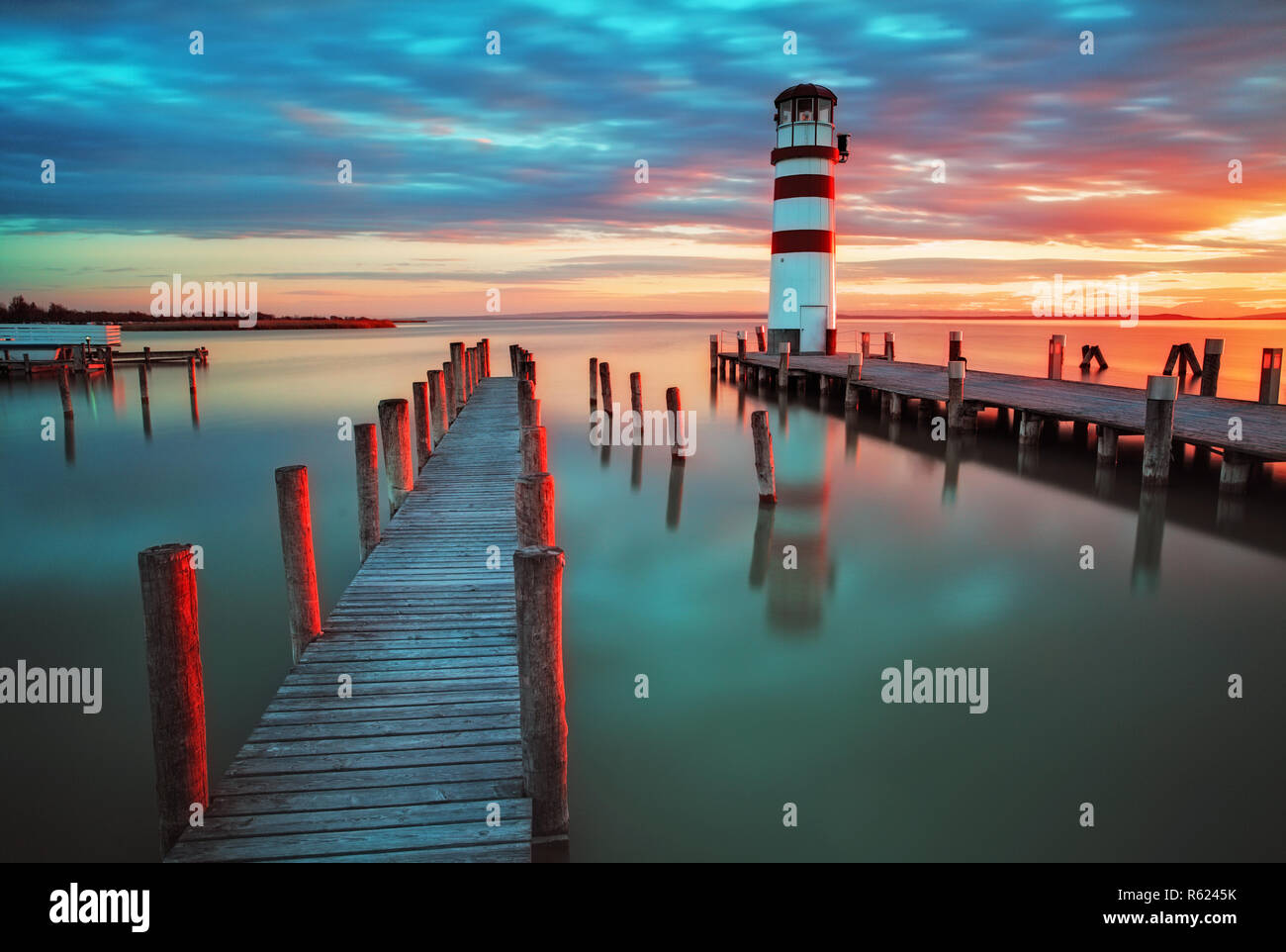 Phare au coucher du soleil au lac de Neusiedl Banque D'Images