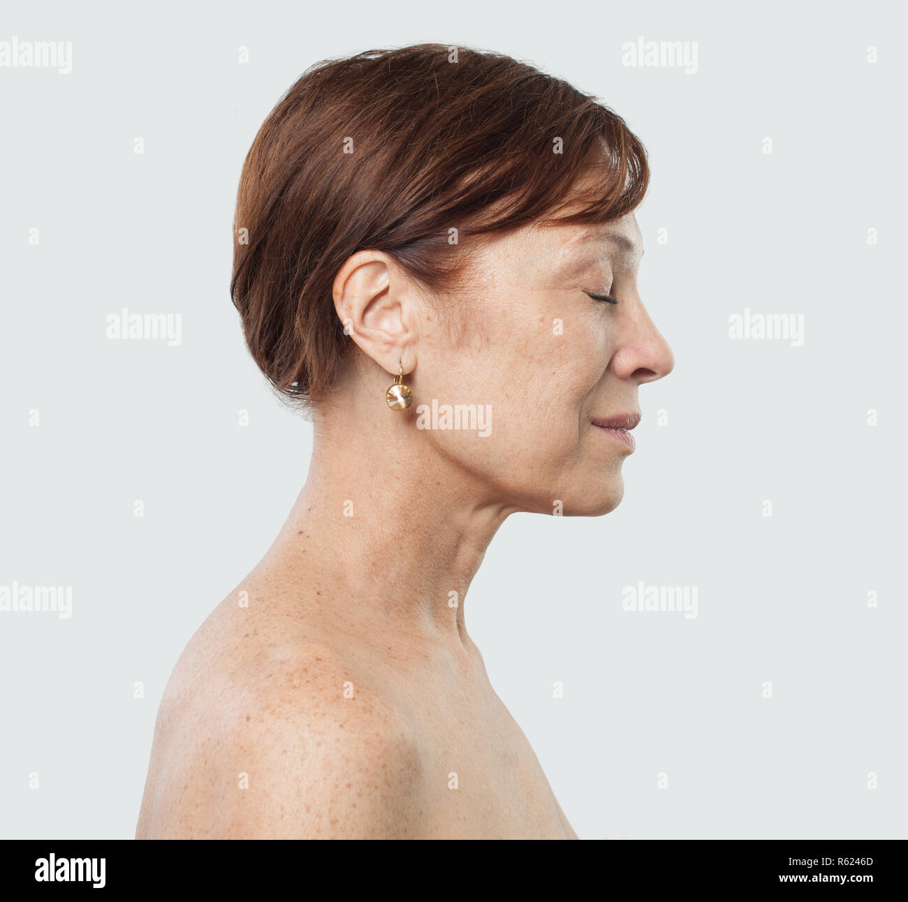 Visage de femme mature, profil. Pour le visage, la cosmétologie, la médecine esthétique et la chirurgie plastique Banque D'Images