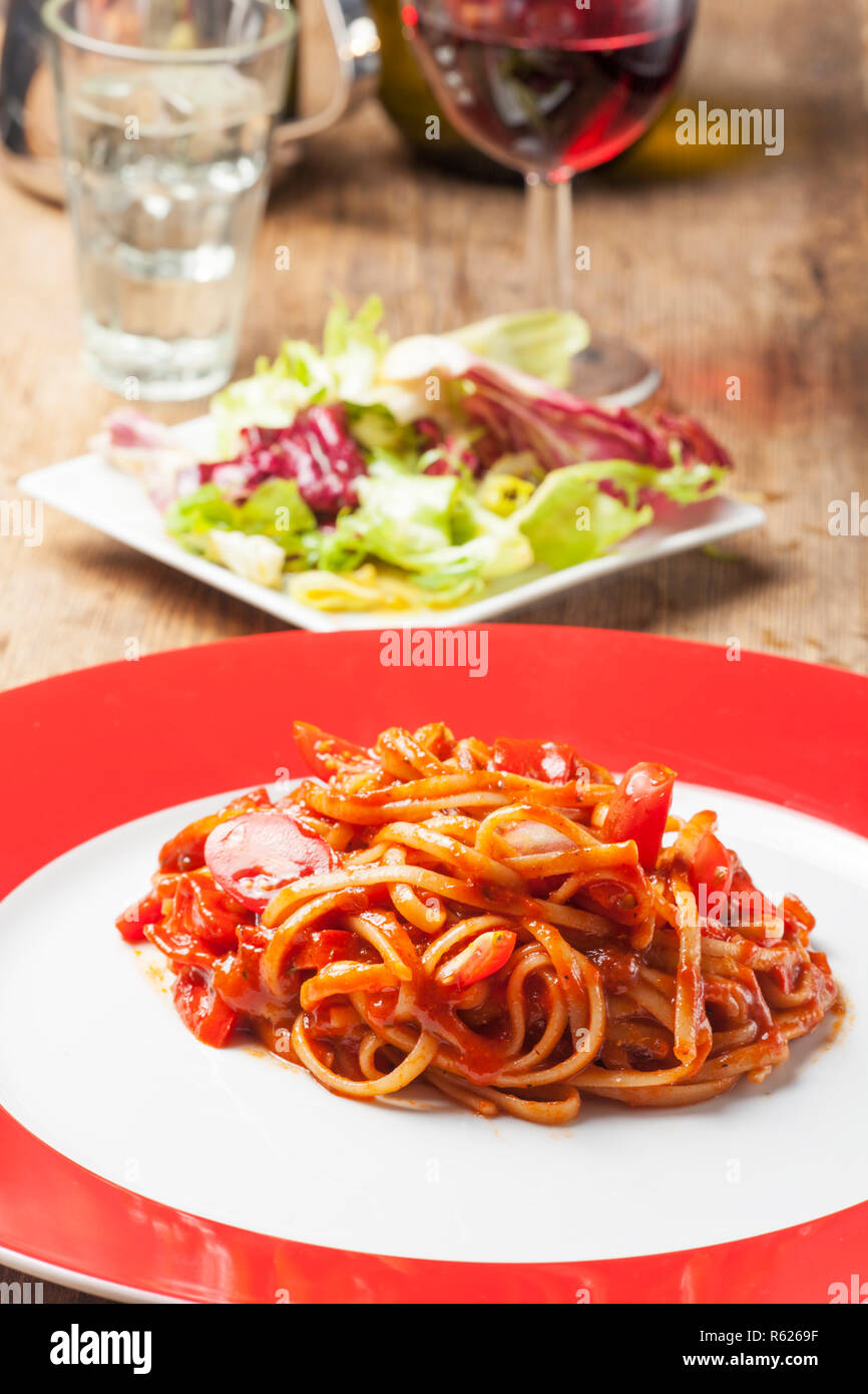 Portion de spaghetti à la sauce tomate Banque D'Images