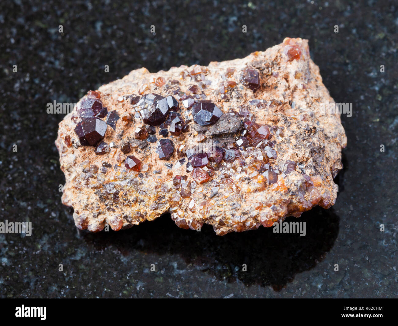 Cristaux de Grenat andradite sur pierre sur dark Banque D'Images