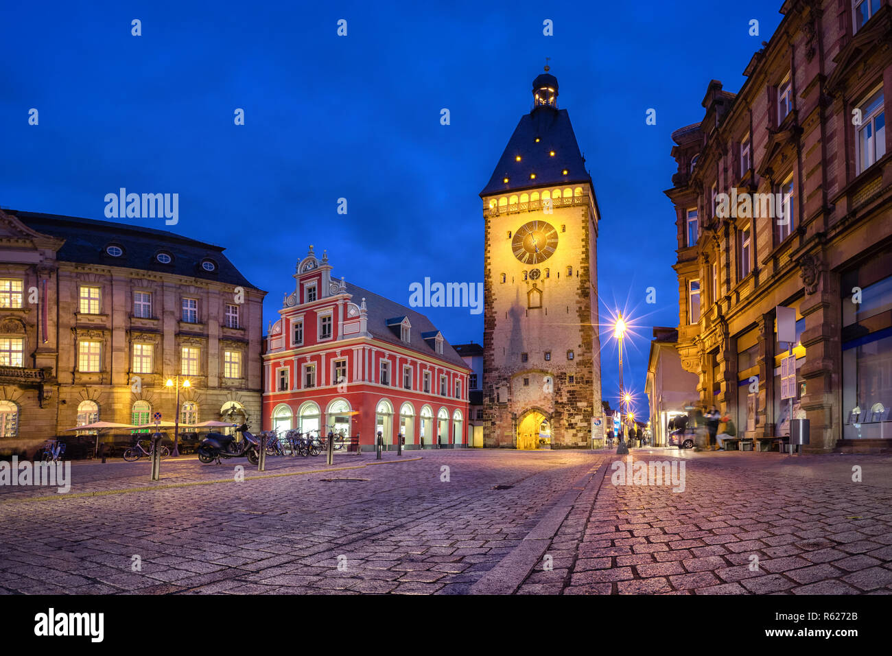 Ancienne porte médiévale (Altpoertel) - Ville de l'ouest porte de Speyer, Allemagne. L'une des plus importantes (55 mètres de haut) et la plupart de l'architecturale de re Banque D'Images