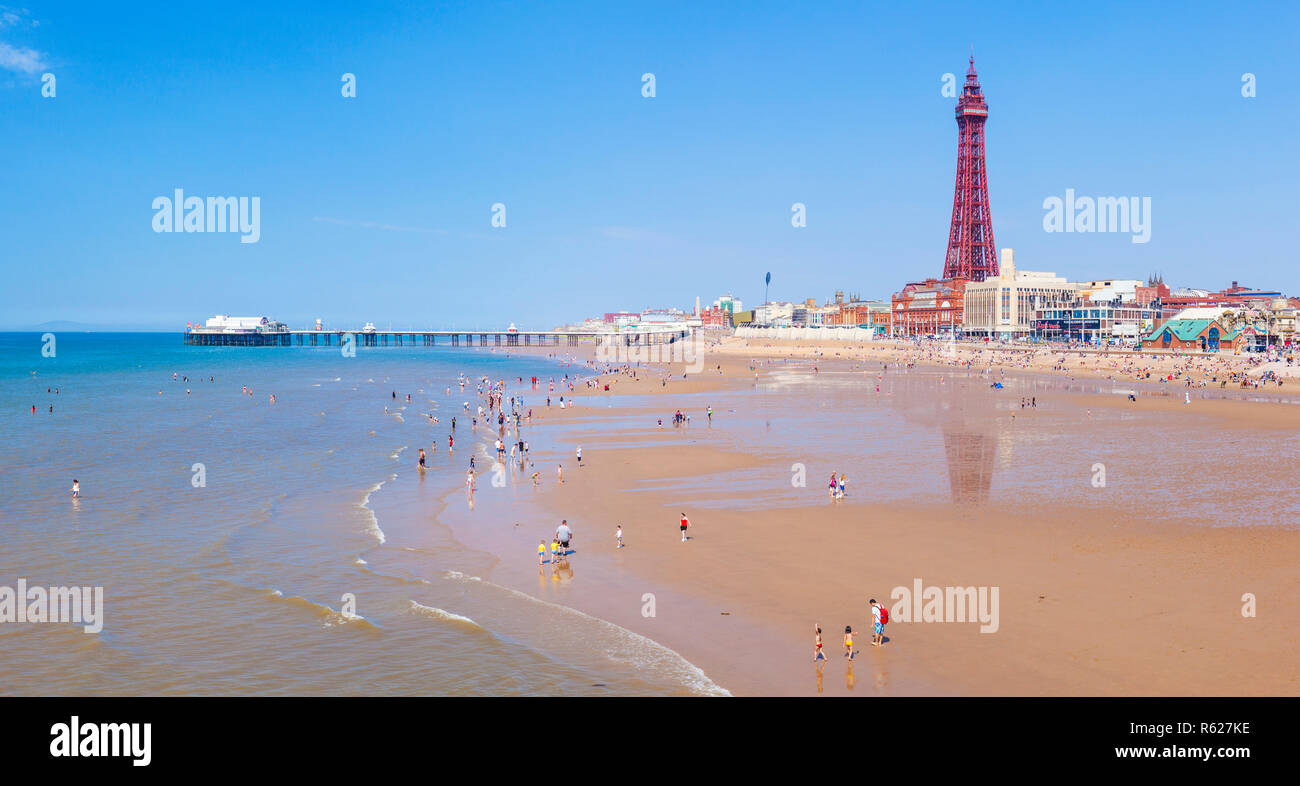 Plage de Blackpool Tower et Blackpool d'été jetée Nord Blackpool uk avec les gens sur la plage de Blackpool Lancashire England UK GO Europe Banque D'Images