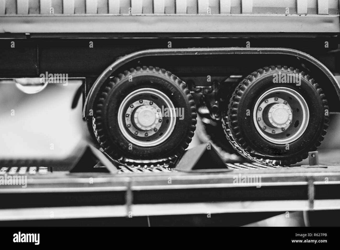 Camion benne jouet jaune est isolé sur la route Banque D'Images