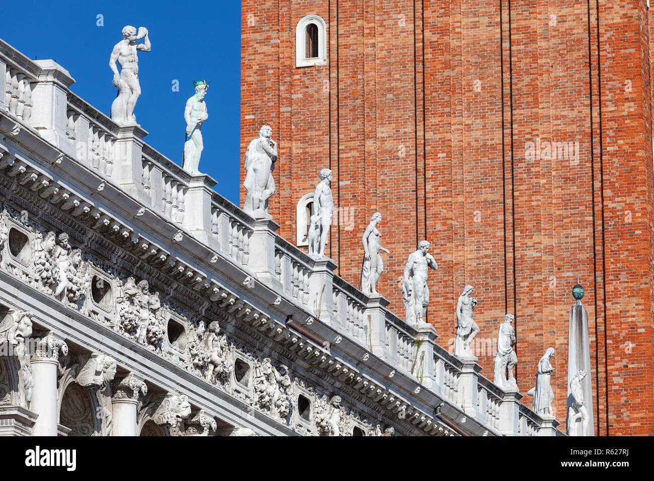 Bibliothèque Marcienne (Biblioteca Marciana), statues en haut, Venise, Italie Banque D'Images