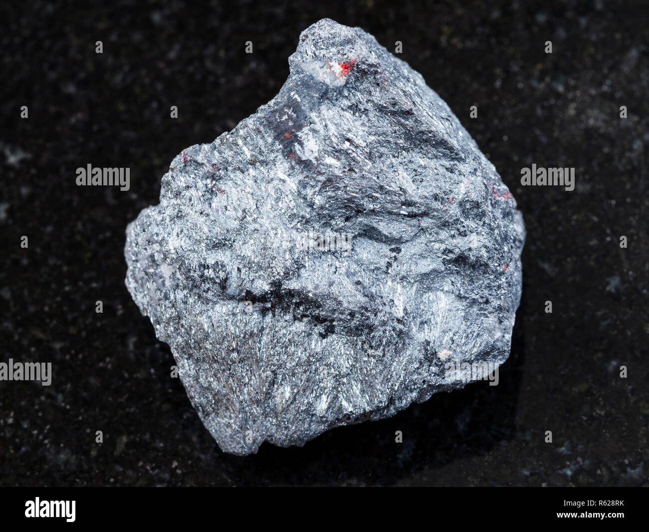 Le minerai d'antimoine de matières premières (la stibnite) pierre sur dark Banque D'Images