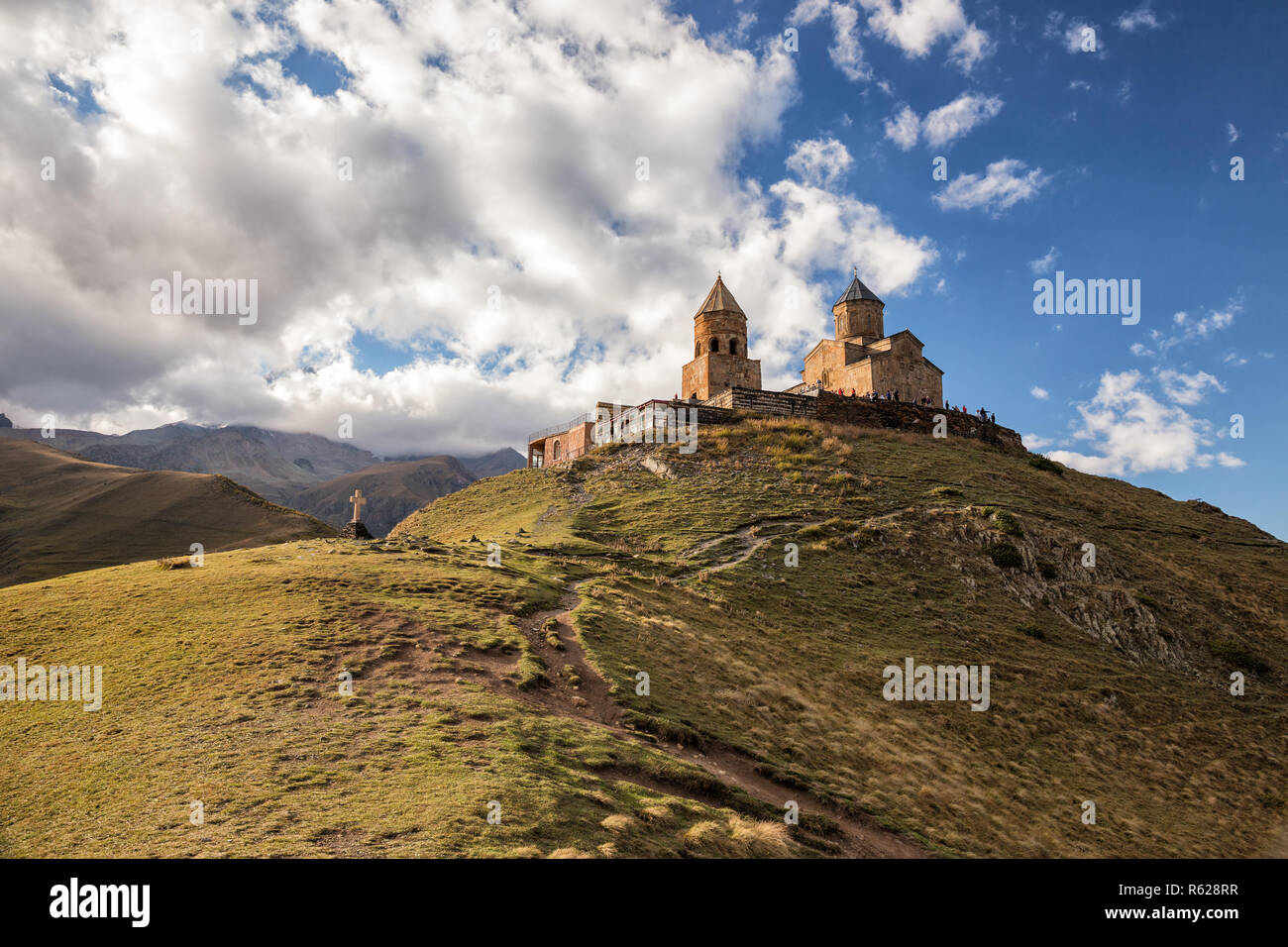 L'église de trinité Gergeti sur le sommet de la montagne contre le ciel, Géorgie Banque D'Images